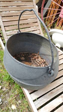 Antiques Atlas - Cast Oval Cooking Pot.